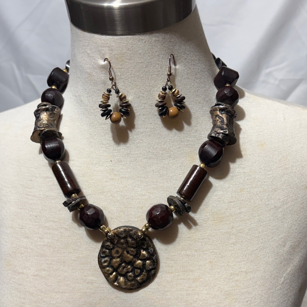 Source Unknown Brown and Gold Textured Pendant Necklace with Matching Earrings